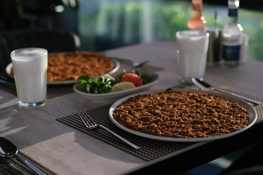 İnce hamur üzerinde kıymalı harcıyla fırından çıkan lahmacun