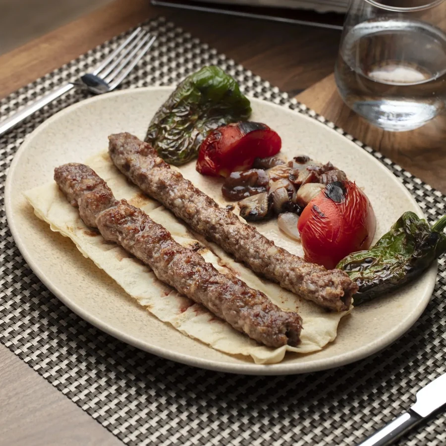 Közlenmiş biber ve domates eşliğinde Çakı Kebabı