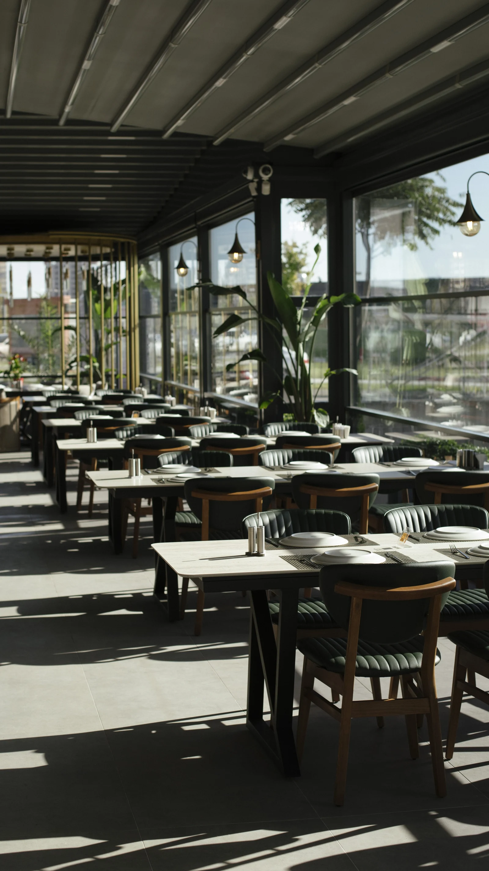 Çakı Restoran’ın gün ışığı alan, geniş yemek salonu